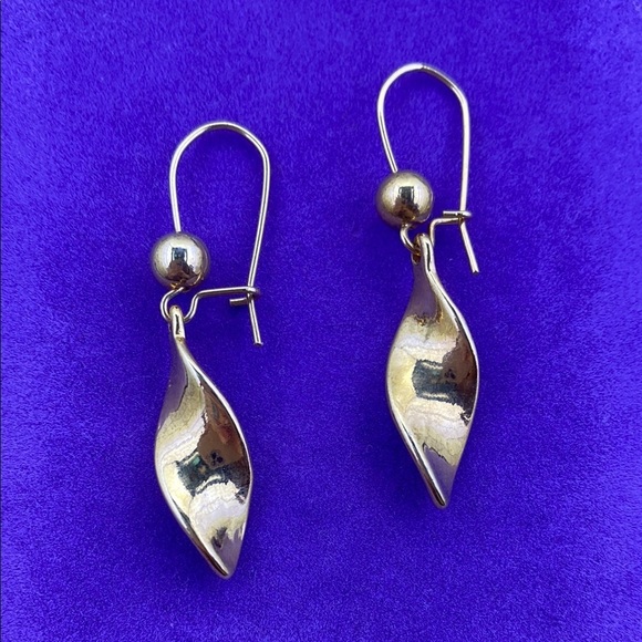 Jewelry - 💛 Elegant Gold Twist Earrings